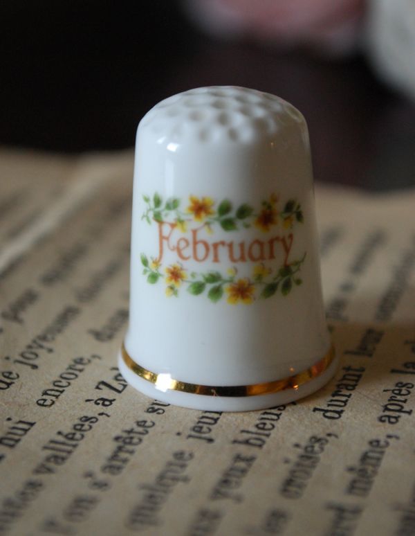 英国クラシックスタイル アンティーク雑貨 ボーンチャイナのアンティーク シンブル(February)。ゴールドのラインが高級感の感じられるデザインです。(m-1232-z)