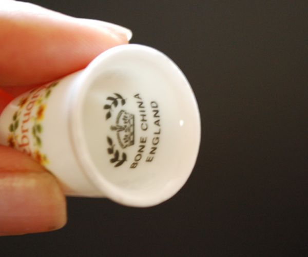 英国クラシックスタイル アンティーク雑貨 ボーンチャイナのアンティーク シンブル(February)。内側にボーンチャイナと書かれています。(m-1232-z)
