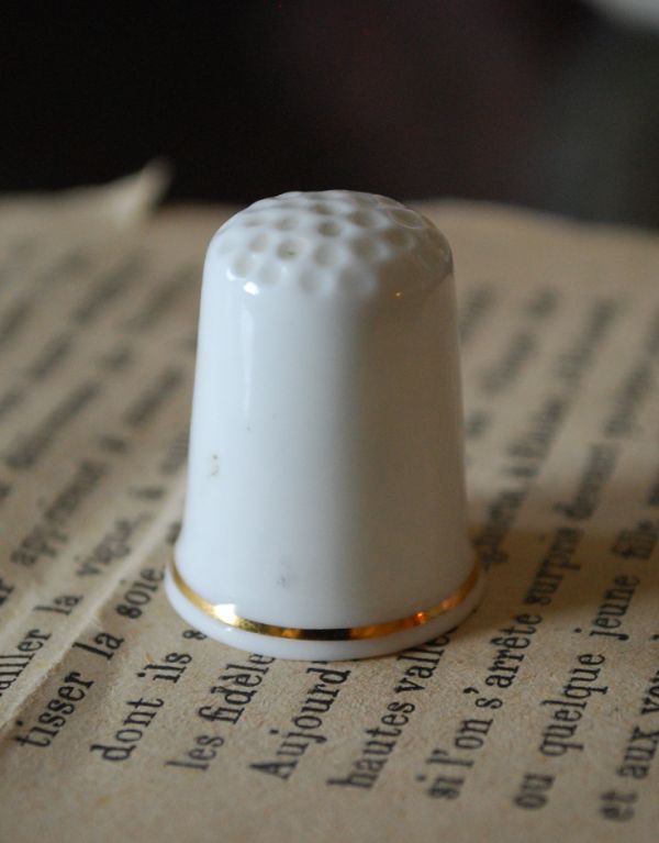 英国クラシックスタイル アンティーク雑貨 ボーンチャイナのアンティーク シンブル(February)。裏側はこんな感じです。(m-1232-z)