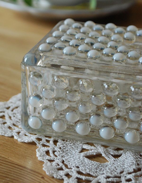 アンティークのガラス雑貨、可愛らしいバターディッシュ（バターケース