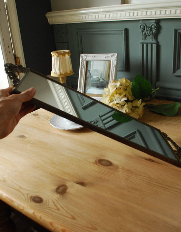 アンティーク雑貨 薔薇の装飾が美しいアンティークミラートレー。壁に立てかけて使う事もできそうです。(m-1250-z)