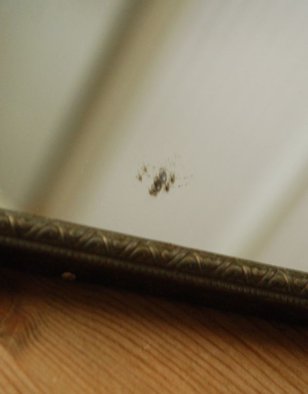 アンティーク雑貨 薔薇の装飾が美しいアンティークミラートレー。アンティークは新品ではないので、経年変化によるキズはありますが、専門の職人によって目立たないようにキレイにお直しをしています。(m-1250-z)