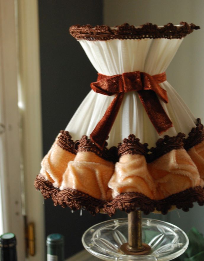 スタンドライト 照明・ライティング フランスのアンティーク照明、リボン付きシェードのテーブルランプ。シェードは当時のままのもの。(m-1254-z)