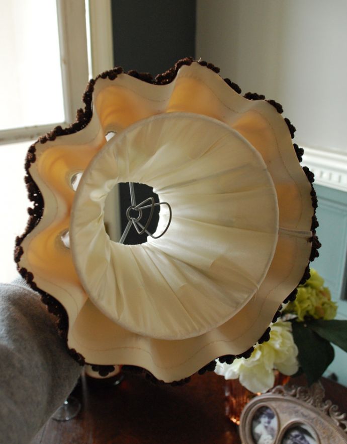 スタンドライト 照明・ライティング フランスのアンティーク照明、リボン付きシェードのテーブルランプ。電球に直接はめ込むだけで使えるクリップハンガータイプは、装着が簡単です。(m-1254-z)