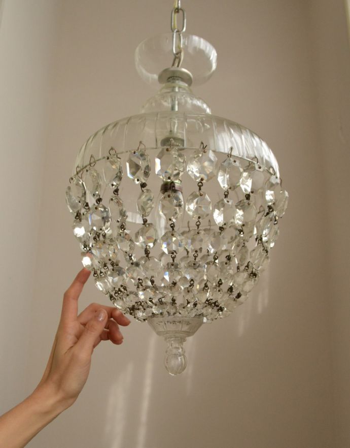 シャンデリア　照明・ライティング　ガラスパーツがたっぷり付いた、きらきら輝くフランスアンティークシャンデリア（Ｂ22シャンデリア球付）。たっぷりガラスパーツが付いた贅沢なデザインです。(m-1257-z)