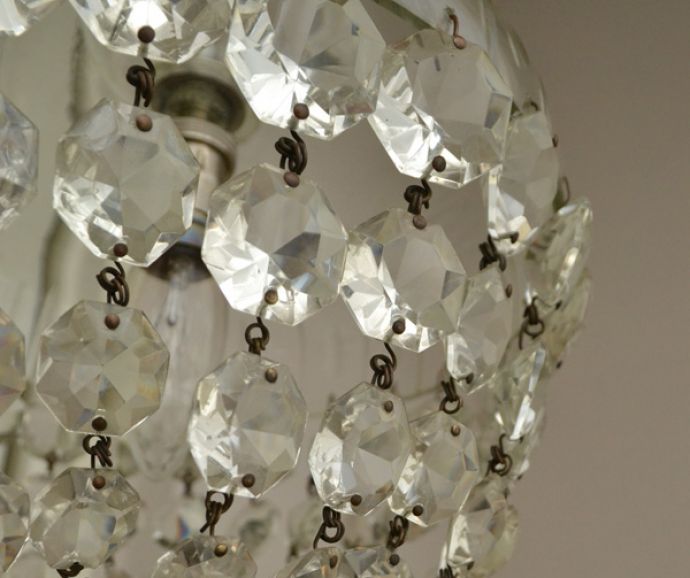 シャンデリア　照明・ライティング　ガラスパーツがたっぷり付いた、きらきら輝くフランスアンティークシャンデリア（Ｂ22シャンデリア球付）。明かりが点いていなくても、きらきら輝いて美しいシャンデリアです。(m-1257-z)