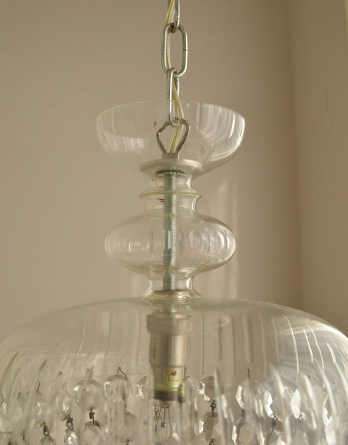 シャンデリア　照明・ライティング　ガラスパーツがたっぷり付いた、きらきら輝くフランスアンティークシャンデリア（Ｂ22シャンデリア球付）。曲線がとっても美しいデザインです。(m-1257-z)