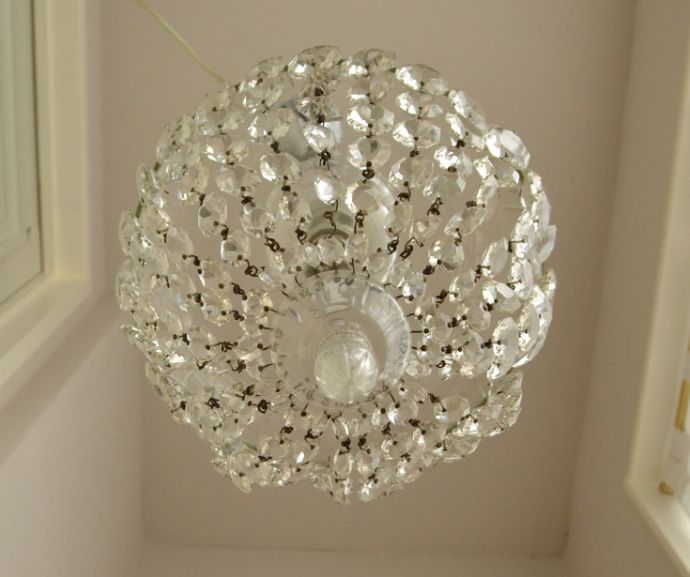 シャンデリア　照明・ライティング　ガラスパーツがたっぷり付いた、きらきら輝くフランスアンティークシャンデリア（Ｂ22シャンデリア球付）。下から見上げると存在感たっぷり。(m-1257-z)