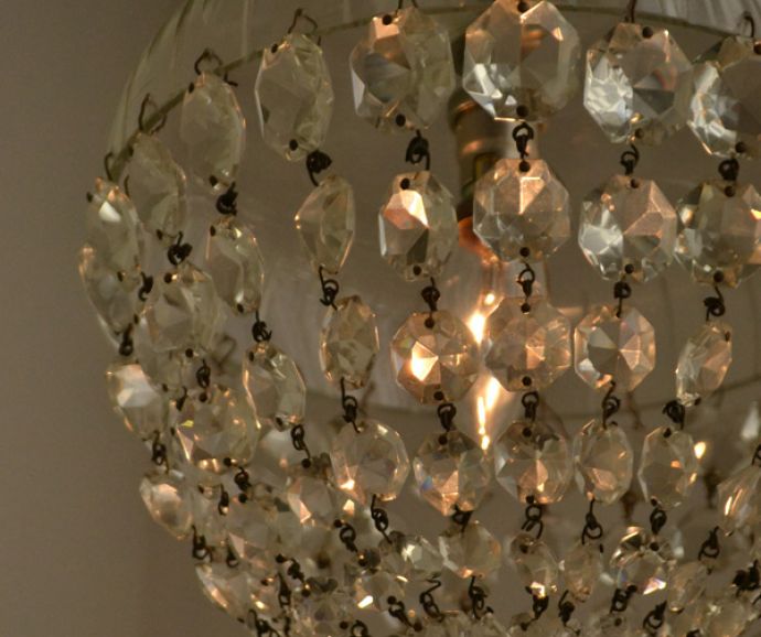 シャンデリア　照明・ライティング　ガラスパーツがたっぷり付いた、きらきら輝くフランスアンティークシャンデリア（Ｂ22シャンデリア球付）。アンティークのため、ガラスには写真に映らない多少の欠け・傷がある場合がありますが、使用上問題はありませんので、ご了承下さい。(m-1257-z)