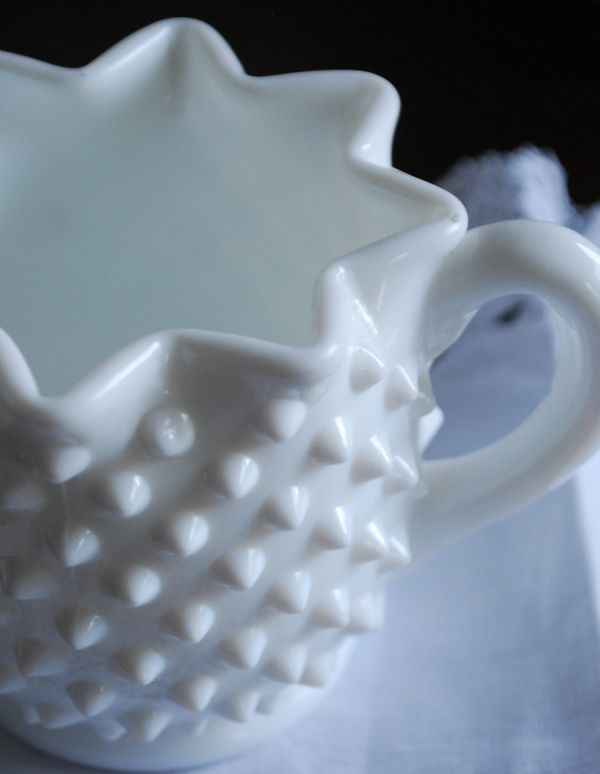 アンティーク雑貨　ミルクガラスのミルクジャグ＆シュガーポットセット、アンティーク雑貨。アンティークのため、多少の欠け・傷がある場合がありますが、使用上問題はありませんので、ご了承下さい。(m-1260-z)