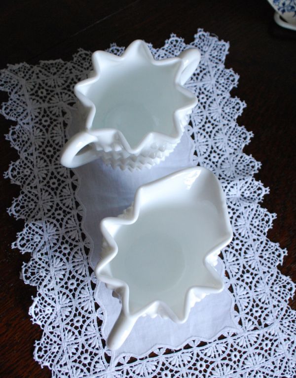 アンティーク雑貨　ミルクガラスのミルクジャグ＆シュガーポットセット、アンティーク雑貨。上から見るとこんな感じ。(m-1260-z)