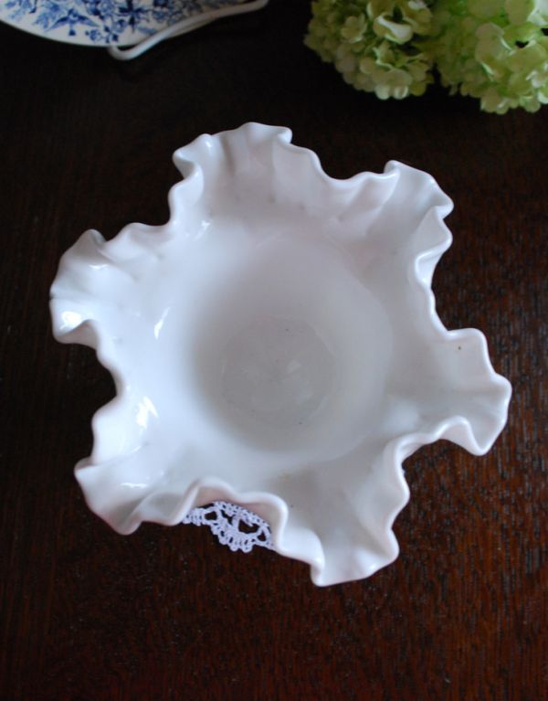 ミルクガラスのフリルコンポート、アンティークのミルクガラスの雑貨(m