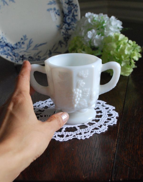 アンティーク雑貨 ウエストモーランド社のシュガーポット、ミルクガラスのアンティーク雑貨。ガラスとは思えない優美な美しさ・・・どこに置いても華やかな存在感です。(m-1264-z)