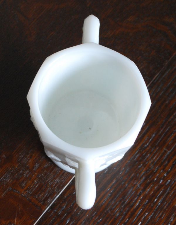 アンティーク雑貨 ウエストモーランド社のシュガーポット、ミルクガラスのアンティーク雑貨。上から見るとこんな感じ。(m-1264-z)