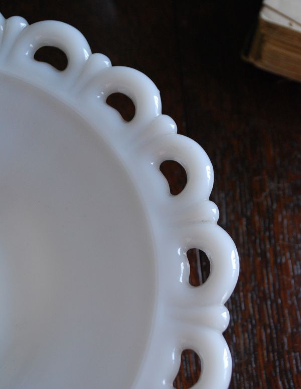 アンティーク雑貨　真っ白な可愛いガラスのコンポート、アンティークプレスドグラス（ミルクガラス）。アンティークのため、多少の欠け・傷がある場合がありますが、使用上問題はありませんので、ご了承下さい。(m-1270-z)