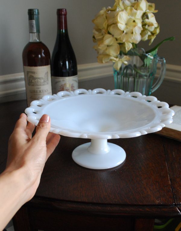 アンティーク雑貨　真っ白な可愛いガラスのコンポート、アンティークプレスドグラス（ミルクガラス）。ホワイトなのでどんな色のものと合わせても、うまく引き立ててくれます。(m-1270-z)