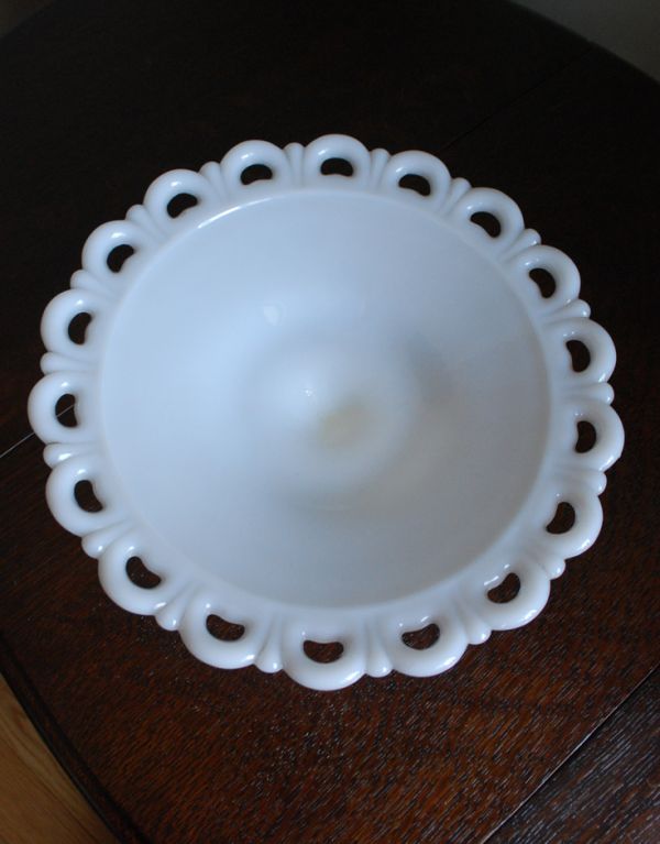 アンティーク雑貨　真っ白な可愛いガラスのコンポート、アンティークプレスドグラス（ミルクガラス）。上から見るとまるでお花のよう！可愛いデザインです。(m-1270-z)