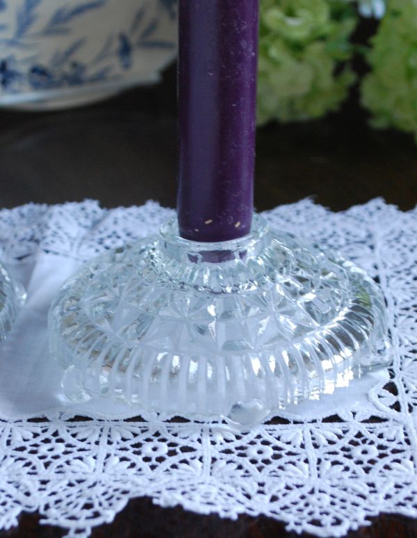 アンティーク雑貨　英国のアンティークガラス雑貨、プレスドグラスのキャンドルスタンドセット。アンティークのため、多少の欠け・傷がある場合がありますが、使用上問題はありませんので、ご了承下さい。(m-1277-z)