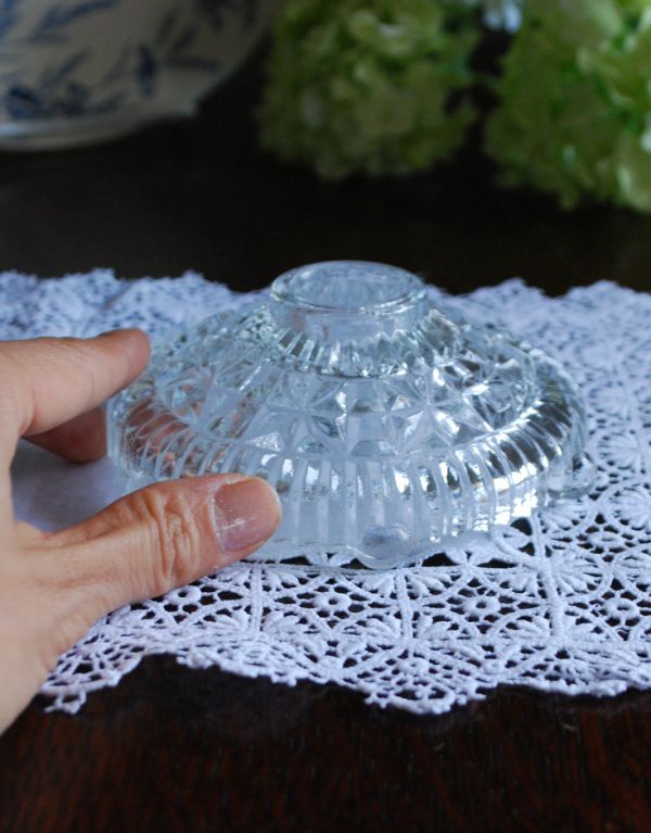 アンティーク雑貨　英国のアンティークガラス雑貨、プレスドグラスのキャンドルスタンドセット。火を灯さず、おいておくだけでもキラキラ綺麗です。(m-1277-z)