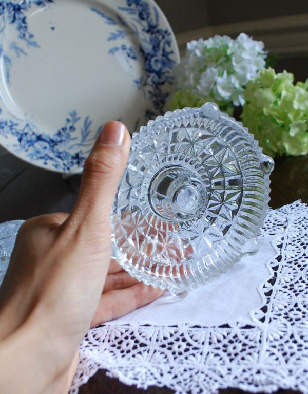 アンティーク雑貨　英国のアンティークガラス雑貨、プレスドグラスのキャンドルスタンドセット。可愛い脚が付いています。(m-1277-z)