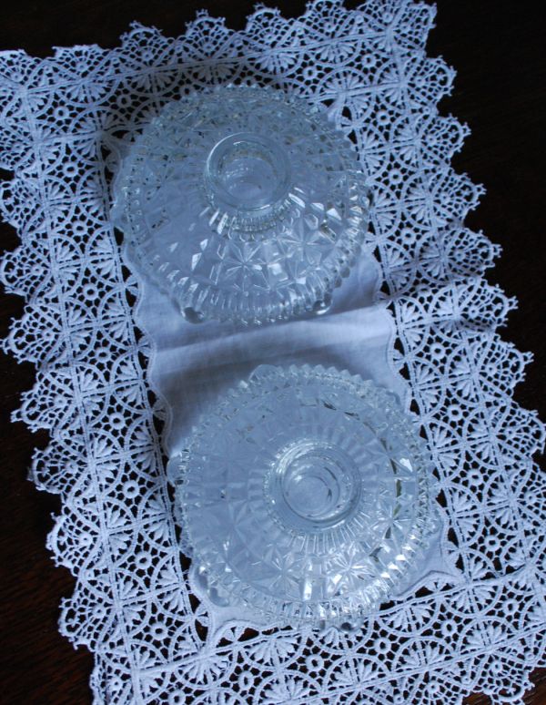 アンティーク雑貨　英国のアンティークガラス雑貨、プレスドグラスのキャンドルスタンドセット。2つセットでお届けします。(m-1277-z)