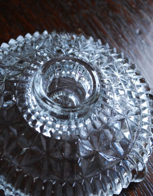 アンティーク雑貨　英国のアンティークガラス雑貨、プレスドグラスのキャンドルスタンドセット。ここにキャンドルを挿してください。(m-1277-z)