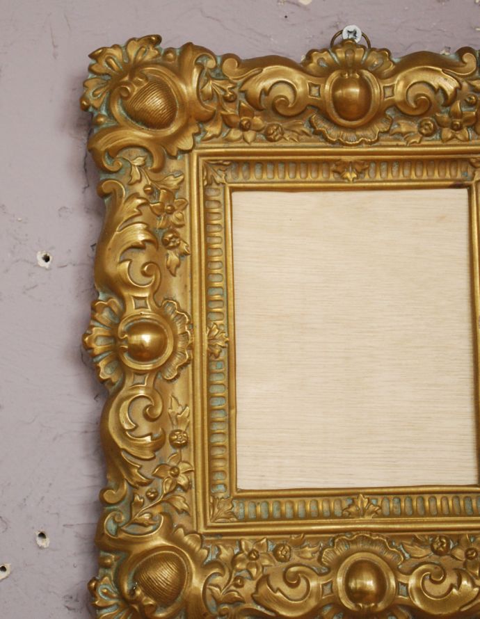 アンティーク雑貨 フランスアンティーク、真鍮製(ブラス)のフォトフレーム。フレームと合わせて飾るだけでお部屋がグッと華やかになります。(m-1282-z)