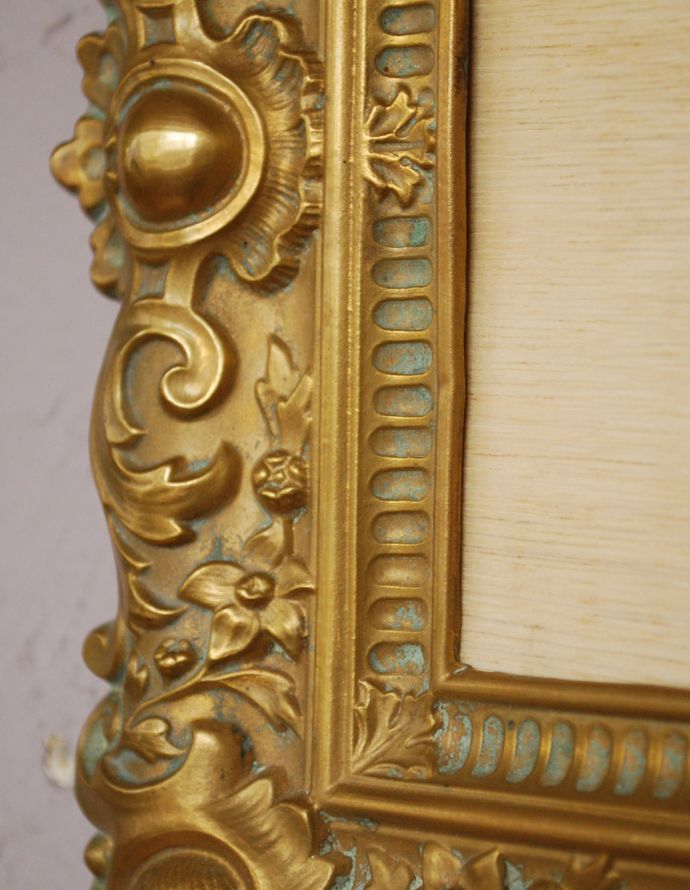 アンティーク雑貨 フランスアンティーク、真鍮製(ブラス)のフォトフレーム。アンティークのため、多少の欠け・傷がある場合がありますが、使用上問題はありませんので、ご了承下さい。(m-1282-z)