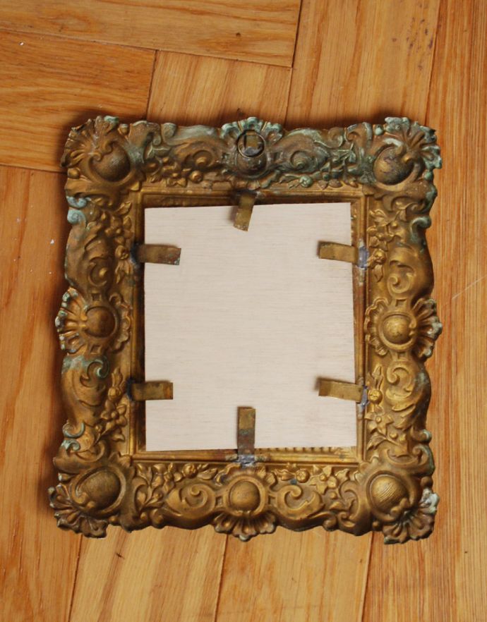 アンティーク雑貨 フランスアンティーク、真鍮製(ブラス)のフォトフレーム。壁に掛ける金具が付いています。(m-1282-z)