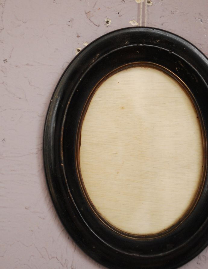 木の雑貨　アンティーク雑貨　フランス便で到着、1860年代オーバルのフォトフレーム（ブラック）。フレームと合わせて飾るだけでお部屋がグッと華やかになります。(m-1284-z)
