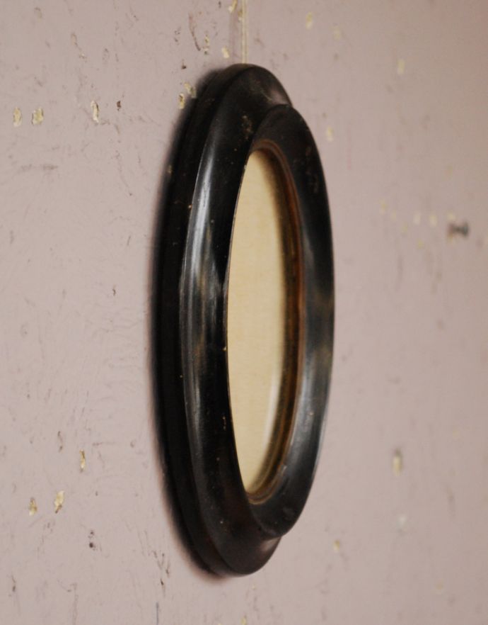 木の雑貨　アンティーク雑貨　フランス便で到着、1860年代オーバルのフォトフレーム（ブラック）。アンティークのため、多少の欠け・傷がある場合がありますが、使用上問題はありませんので、ご了承下さい。(m-1284-z)