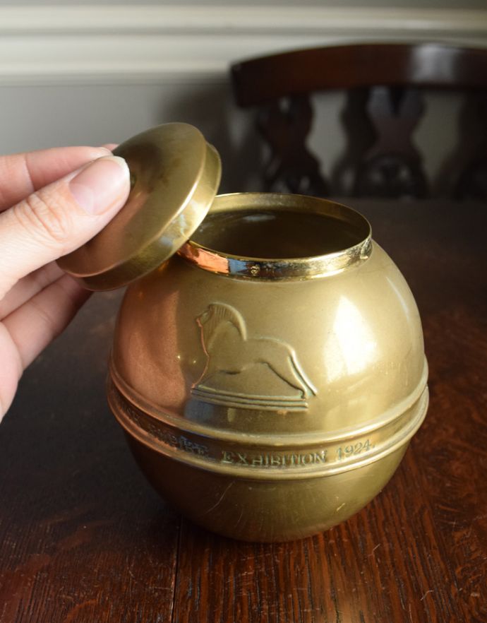 シルバーのテーブルウェア アンティーク雑貨 1924年大英帝国博覧会のイギリスで見つけたアンティークLiptonティーキャディ。小物入れにいかがでしょう?。(m-1295-z)