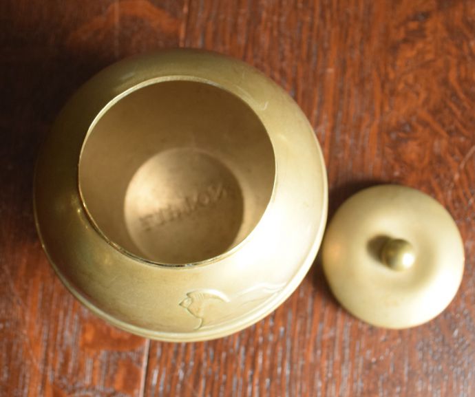 シルバーのテーブルウェア アンティーク雑貨 1924年大英帝国博覧会のイギリスで見つけたアンティークLiptonティーキャディ。中はこんな状態です。(m-1295-z)