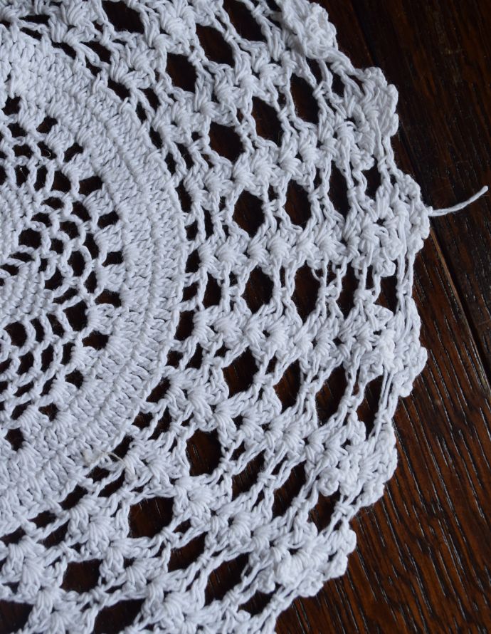 アンティーク雑貨　レース編みが綺麗なアンティークドイリーレース。アンティークのため、多少の汚れやシミ、ほつれがある場合がありますが、使用上問題はありませんので、ご了承下さい。(m-1302-z)