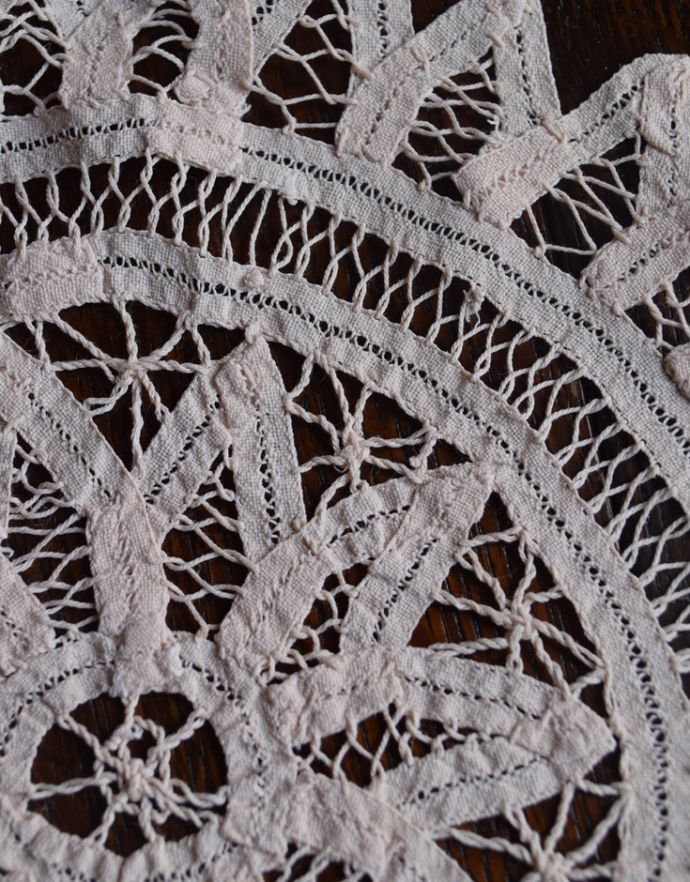 ミルクピッチャー　アンティーク雑貨　フランスのアンティーク雑貨、華やかなドイリーレース。アンティークのため、多少の汚れやシミがある場合がありますが、使用上問題はありませんので、ご了承下さい。(m-1304-z)