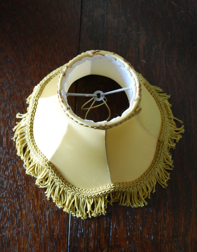 シャンデリア球のシェード 照明・ライティング フランスのアンティーク雑貨、優しく灯るフリンジ付きのランプシェード。シェードの縁どりには華やかなフリンジ付きです。(m-1307-z)