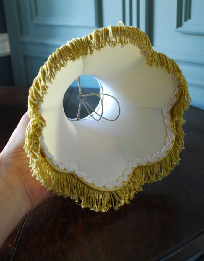 シャンデリア球のシェード 照明・ライティング フランスのアンティーク雑貨、優しく灯るフリンジ付きのランプシェード。クリップタイプになっているので、簡単に取り付けられます。(m-1307-z)