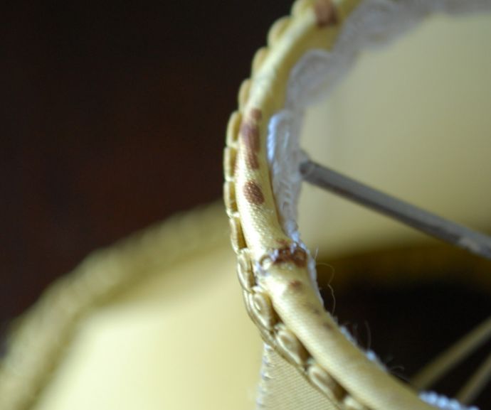 シャンデリア球のシェード 照明・ライティング フランスのアンティーク雑貨、優しく灯るフリンジ付きのランプシェード。アンティークのため、多少の汚れ、傷がある場合がありますが、使用上問題はありませんので、ご了承下さい。(m-1307-z)