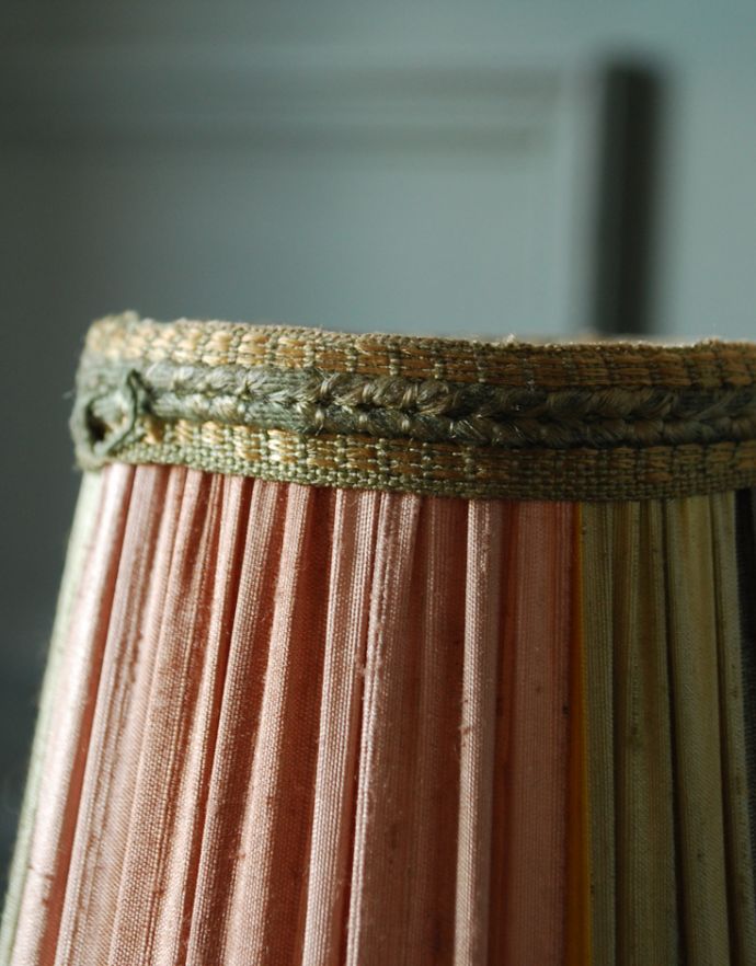 シャンデリア球のシェード 照明・ライティング フランスで見つけた、優しく灯るアンティーク布シェード。アンティークのため、多少の汚れ、傷がある場合がありますが、使用上問題はありませんので、ご了承下さい。(m-1310-z)