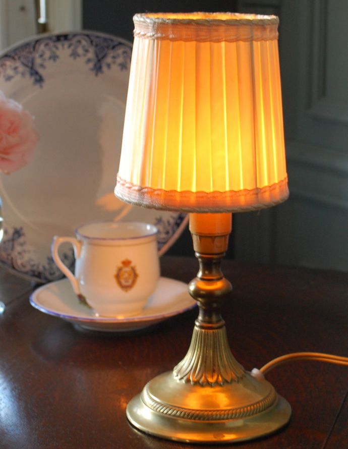 シャンデリア球のシェード 照明・ライティング フランスから到着したナチュラルカラーのアンティーク布シェード。ほんのりとした明かりが灯るので、リラックスするのに最適な照明です。(m-1311-z)