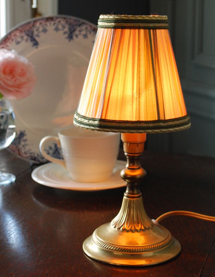 シャンデリア球のシェード 照明・ライティング フランスのアンティーク雑貨、上品なデザインの布シェード。ほんのりとした明かりが灯るので、リラックスするのに最適な照明です。(m-1312-z)