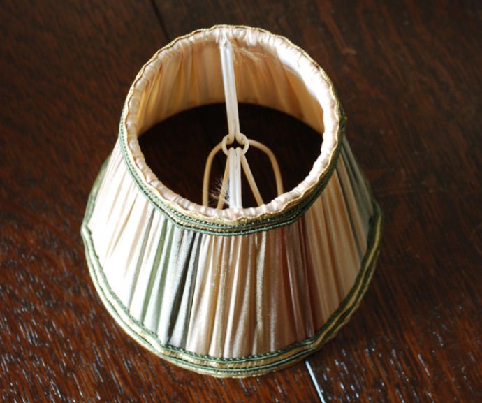 シャンデリア球のシェード 照明・ライティング フランスのアンティーク雑貨、上品なデザインの布シェード。アンティークのため、多少の汚れ、傷がある場合がありますが、使用上問題はありませんので、ご了承下さい。(m-1312-z)