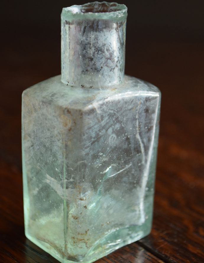 ナチュラルカントリースタイル　アンティーク雑貨　アンティークガラスボトル、淡い色がキレイな四角のインクボトル。１輪挿しにしたり、窓辺に置くと１つ１つ違うガラスの表情が楽しめます。(m-1318-z)