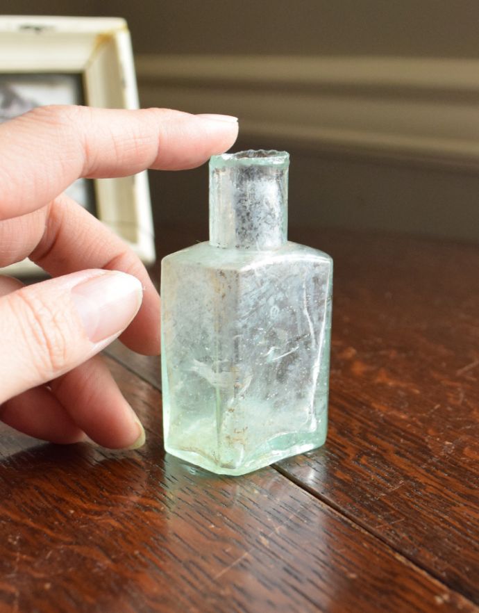 ナチュラルカントリースタイル　アンティーク雑貨　アンティークガラスボトル、淡い色がキレイな四角のインクボトル。長年使われてきたインクボトルはとっても味わい深い一品です。(m-1318-z)