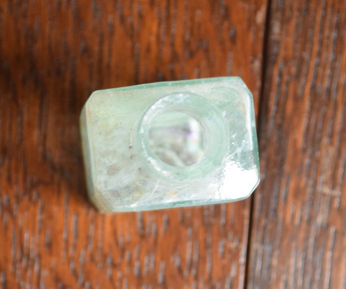 ナチュラルカントリースタイル　アンティーク雑貨　アンティークガラスボトル、淡い色がキレイな四角のインクボトル。アンティークのため、多少の欠け・傷がある場合がありますが、使用上問題はありませんので、ご了承下さい。(m-1318-z)