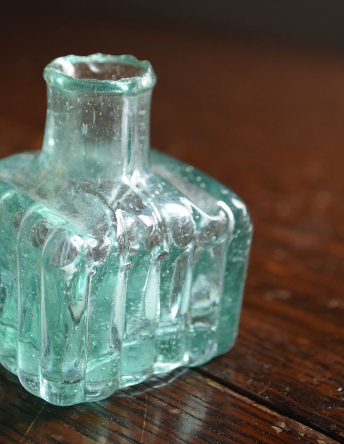 アンティーク雑貨　アンティークのガラス雑貨、プクプクっとした可愛いフォルムのインクボトル。１輪挿しにしたり、窓辺に置くと１つ１つ違うガラスの表情が楽しめます。(m-1321-z)