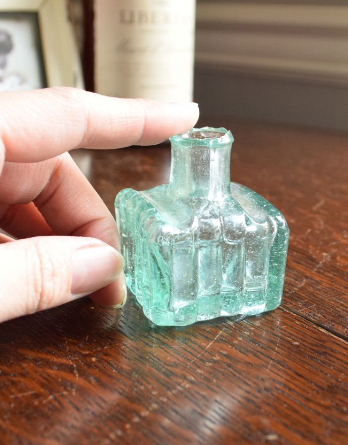 アンティーク雑貨　アンティークのガラス雑貨、プクプクっとした可愛いフォルムのインクボトル。プクプクっとした可愛いフォルムのボトルです。(m-1321-z)