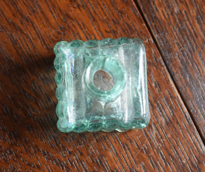 アンティーク雑貨　アンティークのガラス雑貨、プクプクっとした可愛いフォルムのインクボトル。アンティークのため、多少の欠け・傷がある場合がありますが、使用上問題はありませんので、ご了承下さい。(m-1321-z)