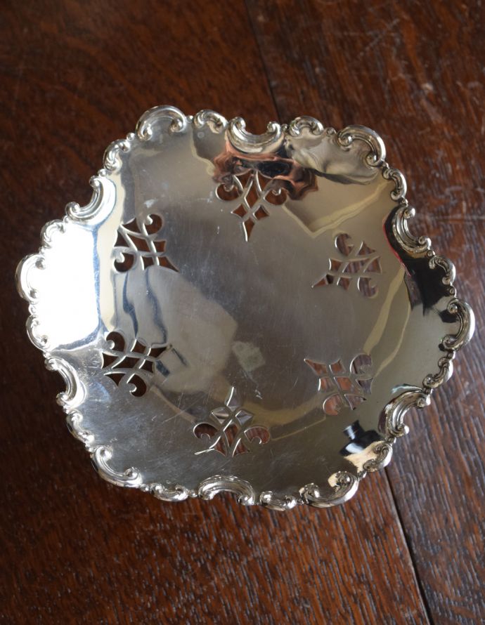 アンティーク雑貨 アンティークシルバーのミニコンポート。アンティークなので多少のキズ・汚れがある場合があります。(m-1325-z)