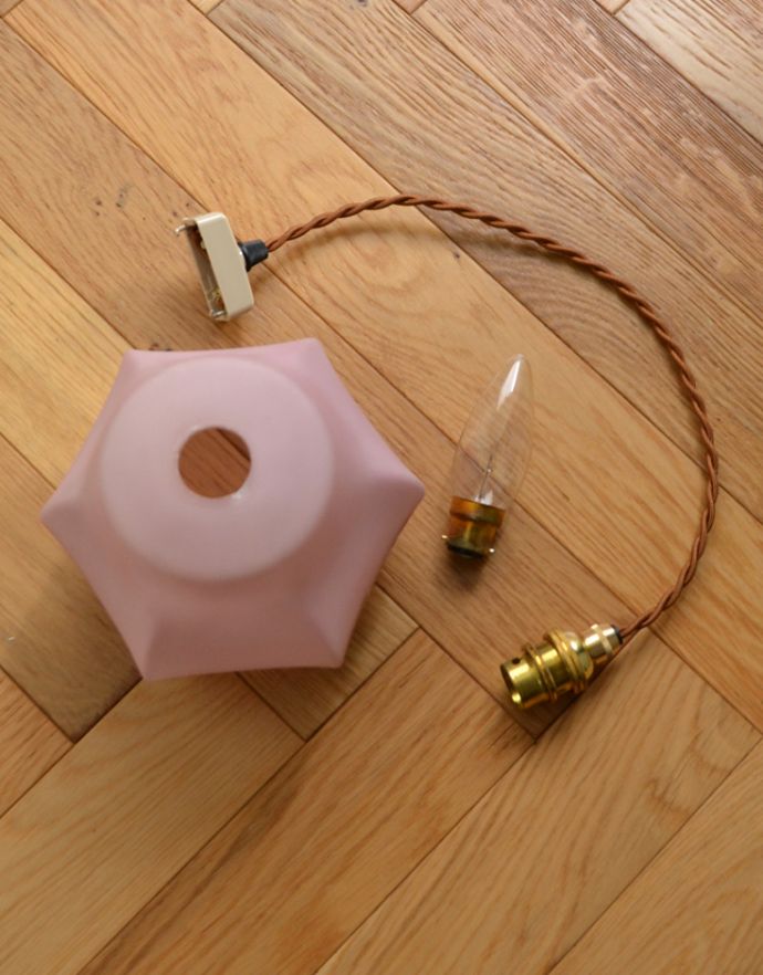 ペンダントライト　照明・ライティング　英国アンティーク照明、フルーツとお花がデザインされた可愛いペンダントライト。ガラスシェード、コード、電球1個をセットでお届けするので、届いてすぐに取り付けられます。(m-1330-z)